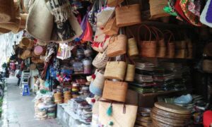 Tas yang dijajakan di Pasar Sukawati
