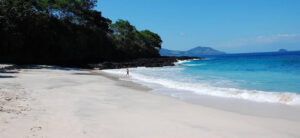 Pasir Putih Pantai Balangan dengan air laut yang gradasi Pantai Bebas Limbah dan Tersembunyi