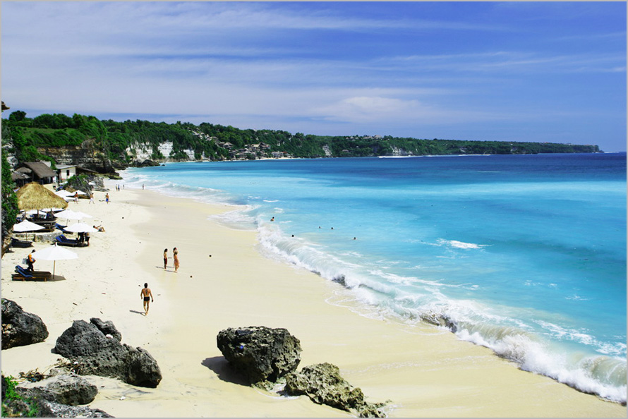 Pantai Dreamland dengan pasir putih, air laut berwarna biru, dan ombak besar