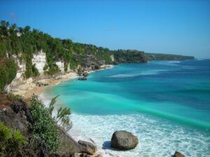 Hamparan pasir dan lautan di Pantai Padang Bai - Pantai Tersembunyi dan bebas limbah
